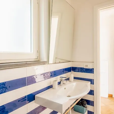 Bay With Jacuzzi Rooftop Villa