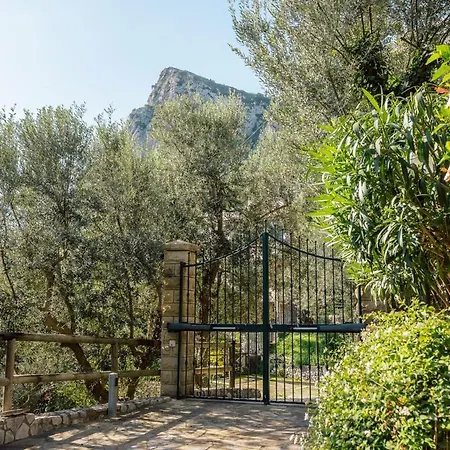 Bay With Jacuzzi Rooftop Villa *