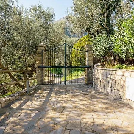 Bay With Jacuzzi Rooftop Villa *